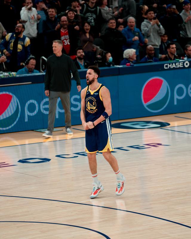 开云官方网站-【现场】大通中心疯狂一夜 勇士彰显伟大的冠军之心