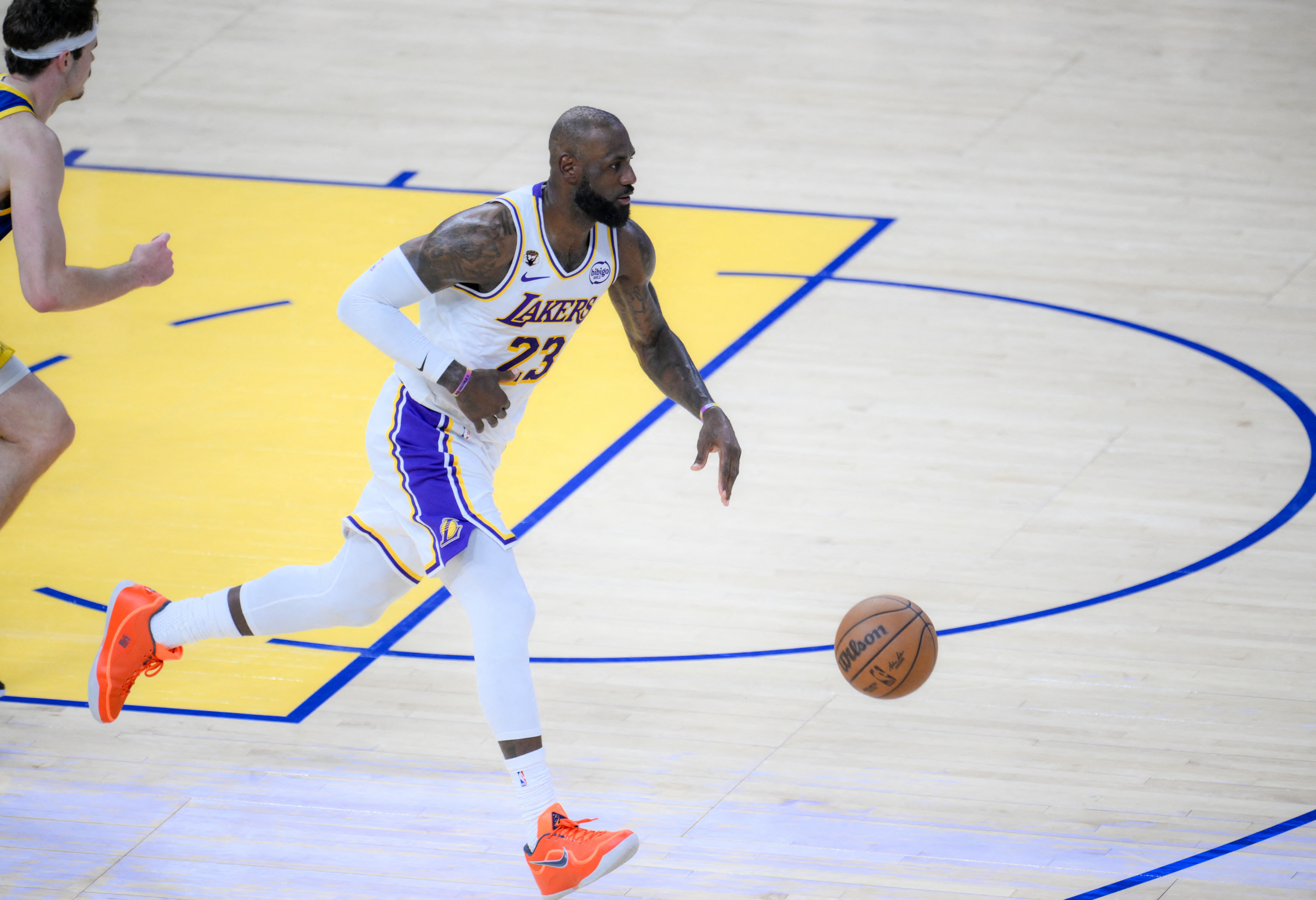 开云登录入口地址-美记：提议LBJ模仿霉霉“时代巡回退役巡演” 和每支队签一周合同